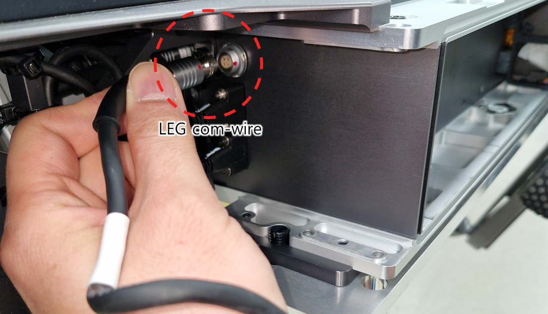 Com-wire released by pulling the handle
